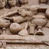 ...la presenza di alcuni bicchieri e coltelli, tre pesci e degli ortaggi consumati durante il banchetto.